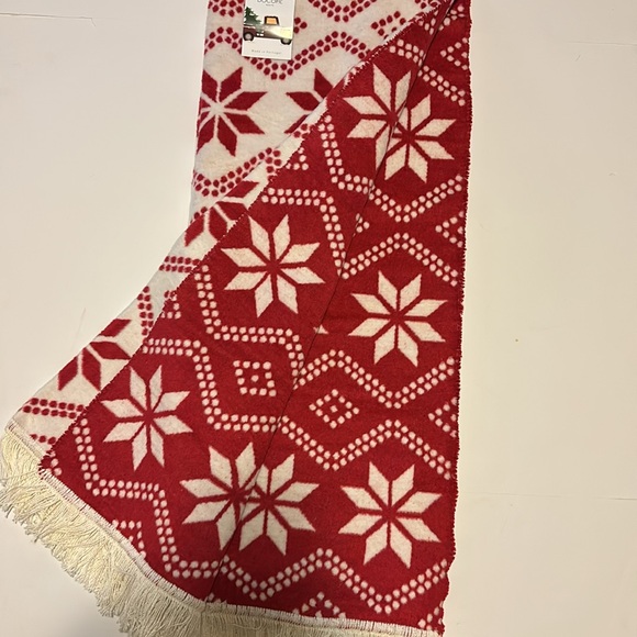 DOCOFIL WHITE Reversible Snowflakes Motif Blanket Throw - Picture 5 of 7